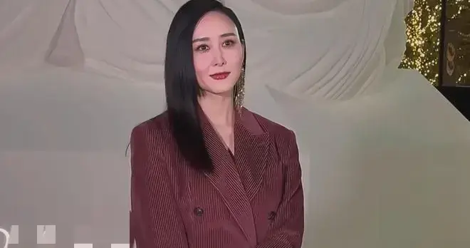 胡静穿出了70后想要的高级感！穿酒红色西装+直发 简约利落又大气