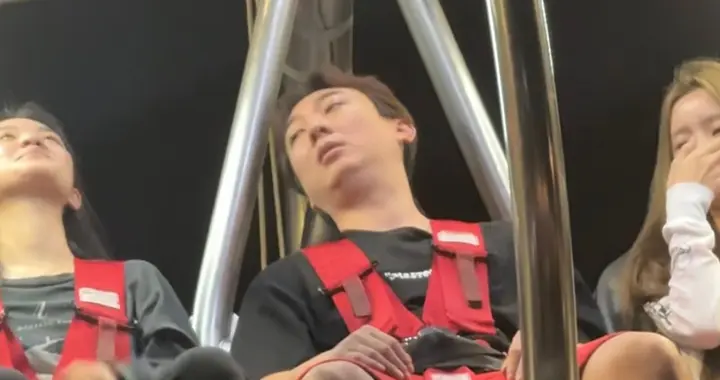 王思聪没有陪父亲过年，带着两美女在新加坡玩，一脸疲惫生无可恋