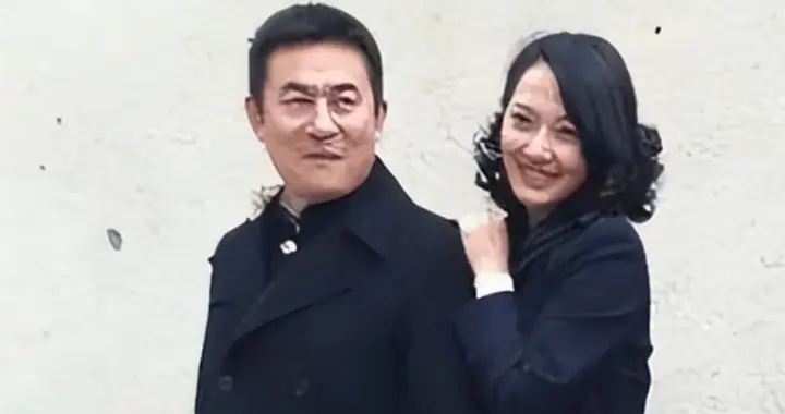 原来李洪涛的妻子是她，夫妻低调恩爱34年，两个小嗜好让妻子烦恼
