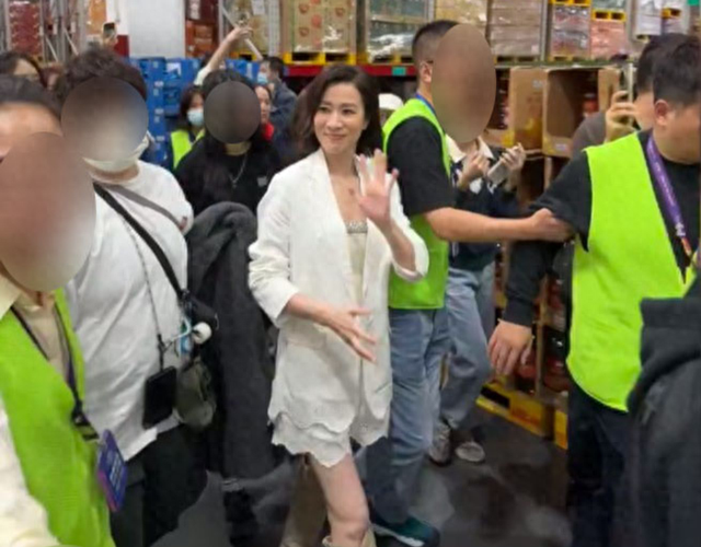 48岁视后佘诗曼现身深圳山姆超市，惹周围群众围观，安保阵容强大