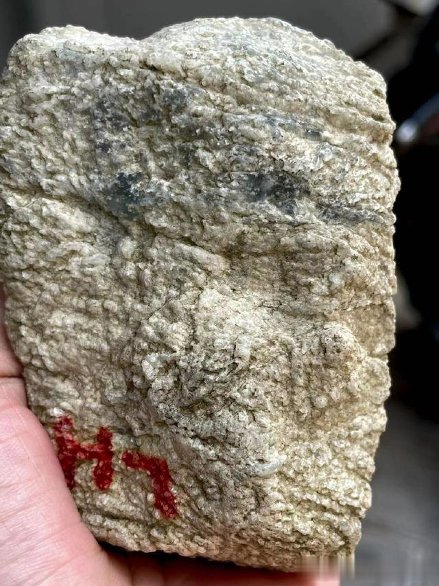 翡翠|如何判断翡翠原石是泥浆皮还是砂皮？