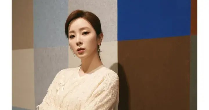 李思思新图，米色流苏装配利落低马尾，气质与美貌并存