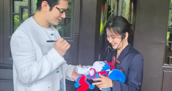 黄晓明现身泸州，状态保养绝佳，完全不显年纪。