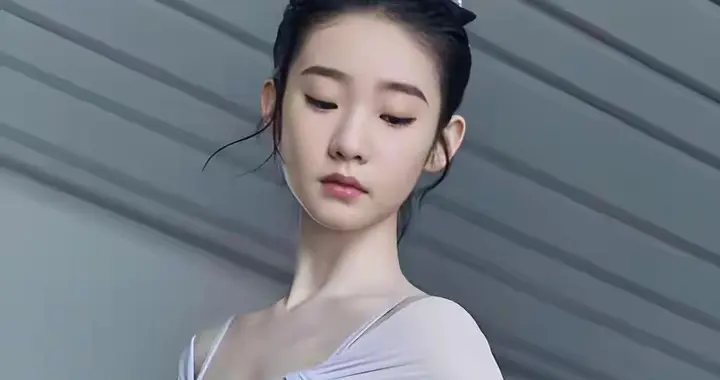 张艺凡‖清姿如仙玉，一笑落星河