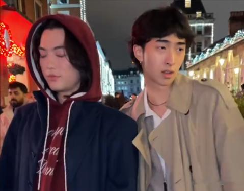 56岁伊能静和儿子英国过圣诞！DuoLipa出镜，三人街头跳舞超欢乐