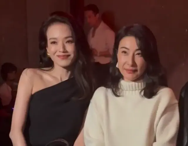 郭晶晶烫了卷发看秀，舒淇穿红色尖头鞋很娇俏，杨紫琼也来看秀！