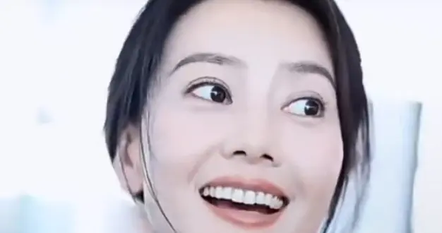 高圆圆现身机场，浅西装配白色长裙，低马尾温婉气质颜值能打