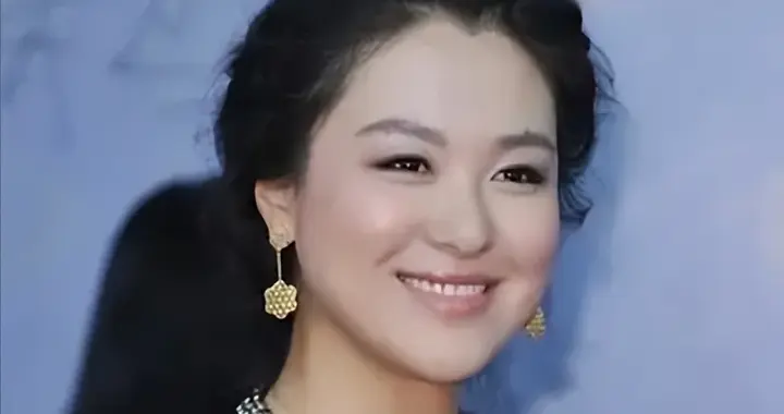 她因赵薇改名，被导演掌掴，用200万看清聂远，今49岁胖到认不出