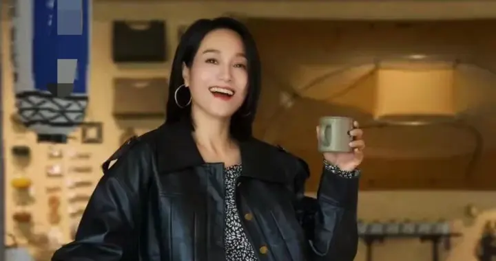 朱丹不愧是穿搭高手！黑色皮衣+印花裙，时髦减龄又洋气！