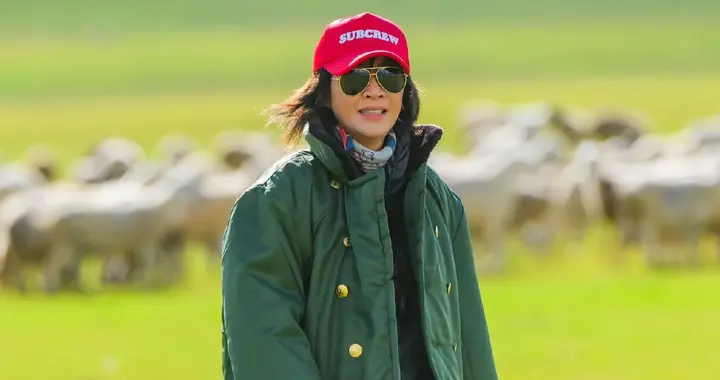 刘嘉玲穿军大衣现身草原体验骑马挤牛奶好接地气，可惜梁朝伟没来