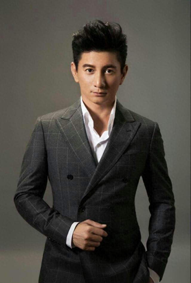 与黑人在海中嬉戏，跟吴奇隆含糊不清，这3位“老鸨”可真会玩