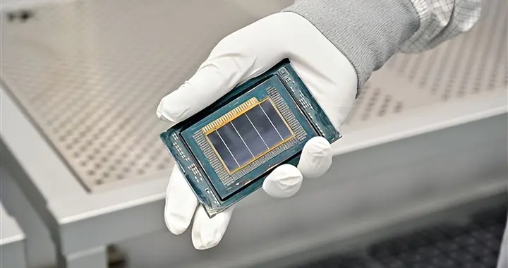 Intel預覽新一代至強6+處理器：288核心、864MB緩存