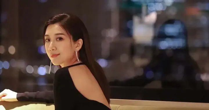 TVB离巢花旦跟随家姐步伐涉足教育界,姐姐颜值不输妹妹背景不简单