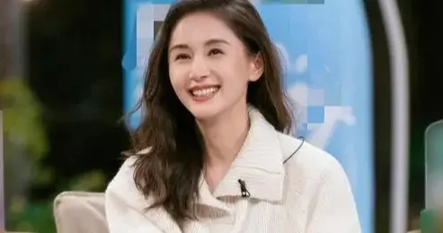 王子文真是小个子穿搭标杆！白色毛衣+半身裙+短靴 时髦显高又洋气