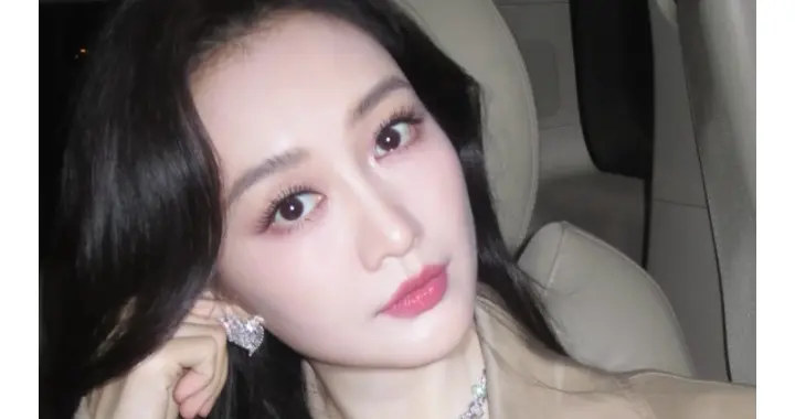 王鸥分享美照，咖色风衣配微卷长发，美丽又高级