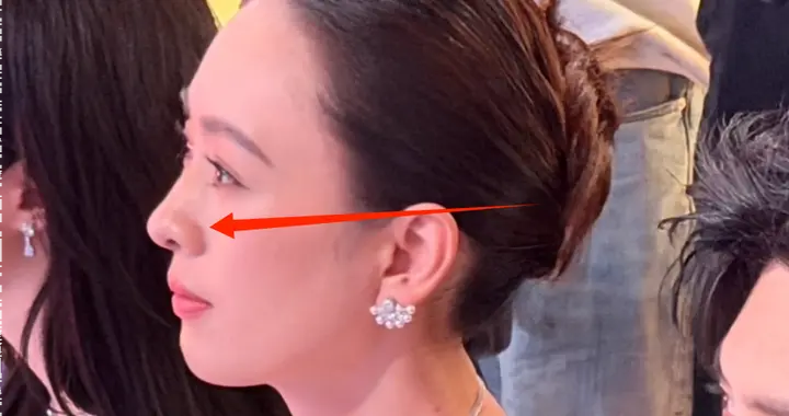 伯爵珠宝展，童谣坐李冰冰旁没气质还尬笑，俩人差十二岁像同龄人