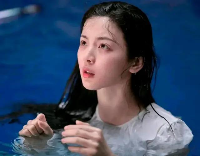 杨超越纯白T泳池照，似出水芙蓉，如今的她气质大变