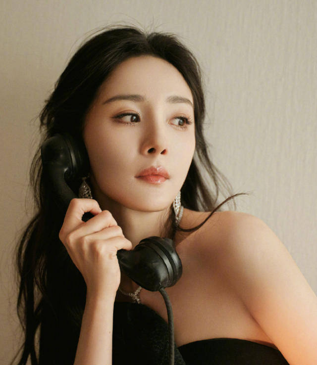 探索杨幂的成长轨迹：从青涩少女到影视巨星的转变