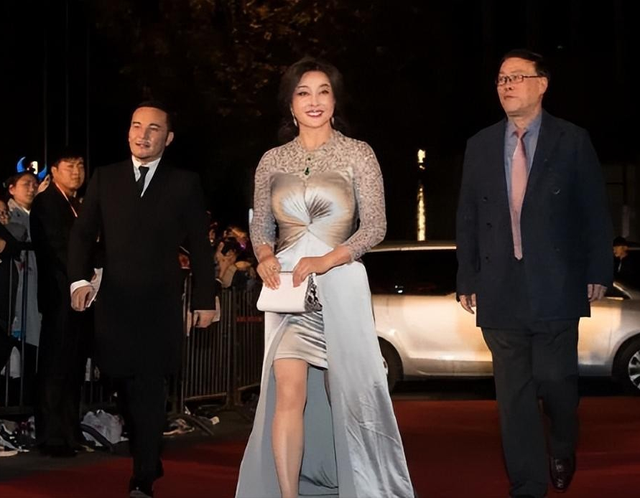 刘晓庆|刘晓庆不扮嫩反而显气质，穿缎面裙优雅又高级，一看就有阔太派头