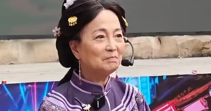 62岁“石榴姐”苑琼丹近况曝光，生图下人老皮松，木偶纹好抢镜