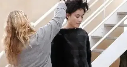 56岁王菲穿紧身豹纹裙在外国参加活动，身材苗条像18岁大姑娘