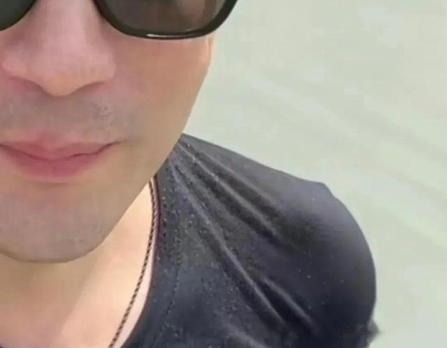 汪小菲竟然穿起毛球T恤，陪一双儿女在东京迪斯尼乐园游玩