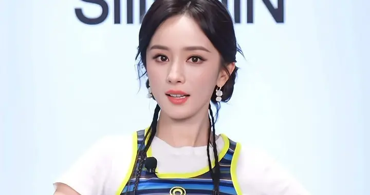 杨幂SIINSIIN直播活动，条纹背心叠穿白T，垂感白裤清爽减龄好美