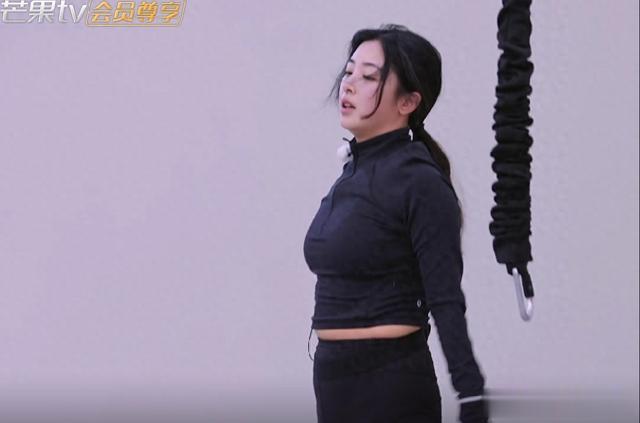 张含韵出镜肚圆腰粗，家里请保姆，面部浮肿像极了“产后”的模样