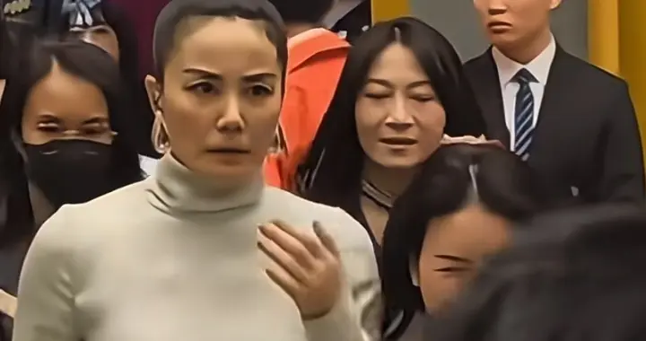 56岁王菲断崖式衰老，45岁张柏芝依旧鲜嫩，俩人差距越来越大