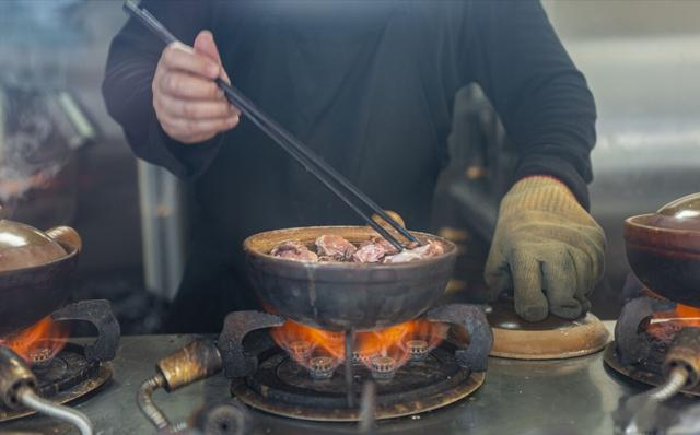 我在广州吃了一碗煲仔饭，才终于明白，为何煲仔饭走不出广东？