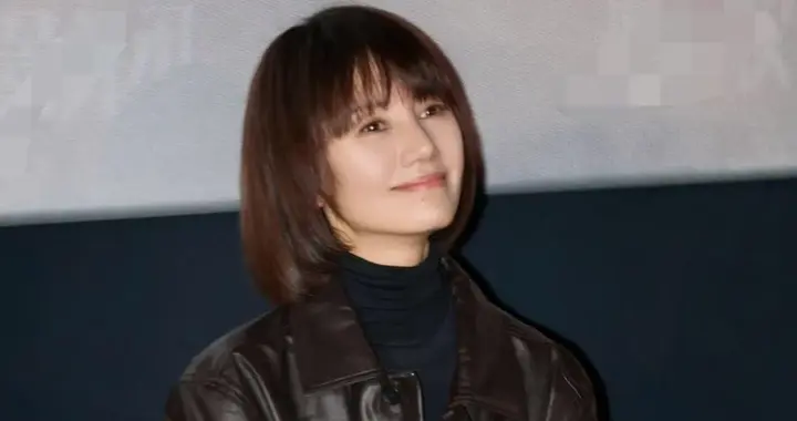 47岁袁泉的中年穿搭真时髦！棕色皮衣+牛仔裤，减龄洋气又高级！