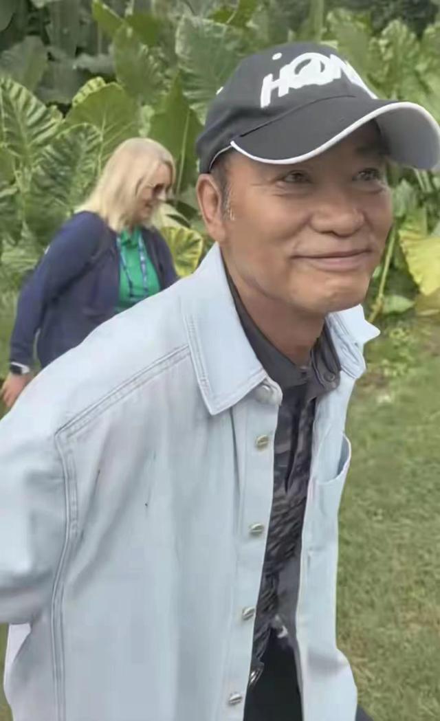 心酸！任达华现身深圳观澜高尔夫球场，身穿防弹衣！孙楠也在现场