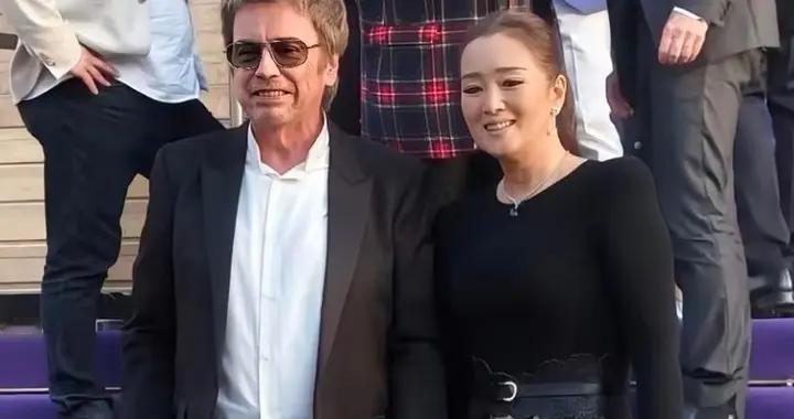 巩俐携丈夫露面，蜂腰宽胯身形丰腴，全裹出镜秒了全场