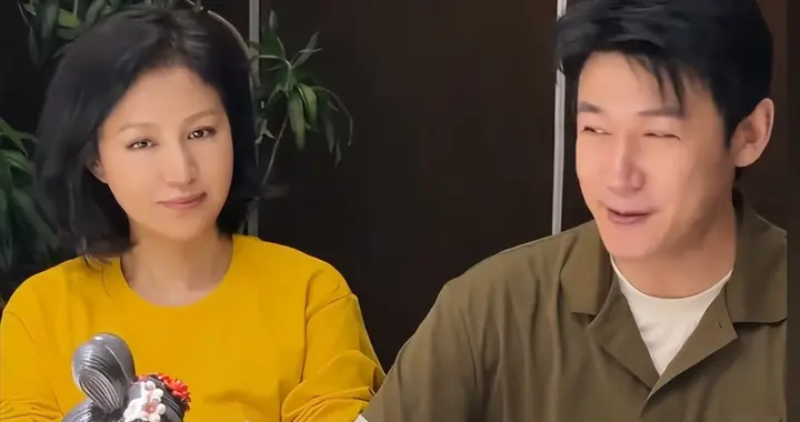 如今在上海定居的陆毅，49岁妻子风韵犹存，两个女儿共用一张脸
