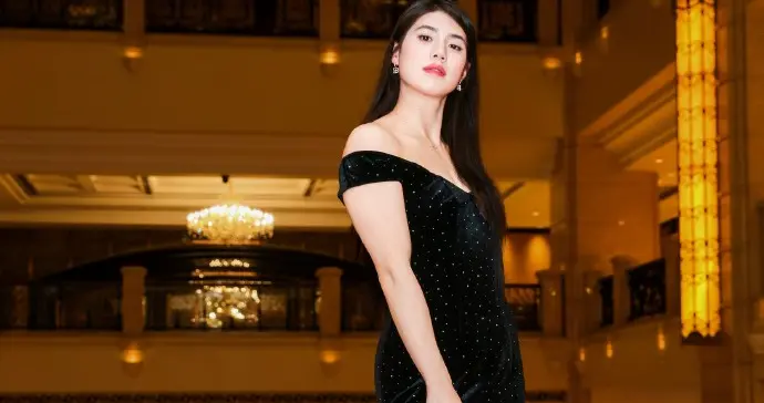 张雨霏穿着黑色露肩长裙脚踩高跟，一眼难忘的成熟韵味