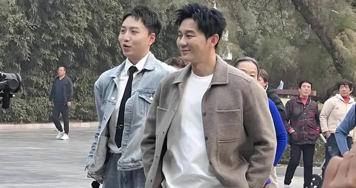 46岁李晨北京公园被偶遇，帅气有型魅力足，引得一群大妈热情围观