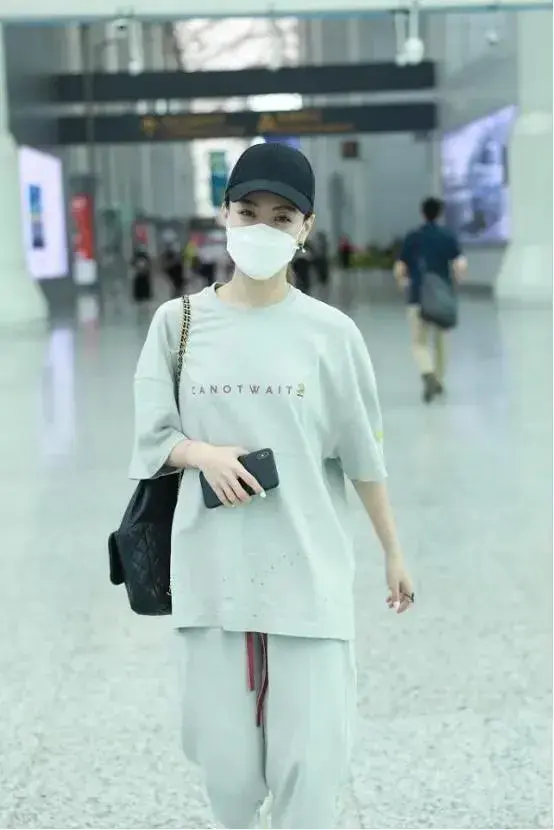 不愧是京城四大美女之首 如今也就她还混的开了 其他都不知干嘛去了