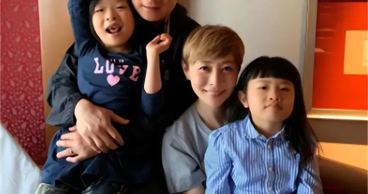 被亲哥哥带入行，如今他一家四口事业有成，哥哥风光不再孤独终老