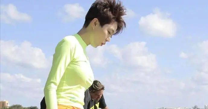 姜妍身材是真的白！阳光下直接能发光，还有这大长腿谁不羡慕。