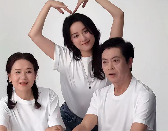 41岁吕一晒全家福！70岁爸爸撞脸刘德华很帅气，钱泳辰缺席引热议