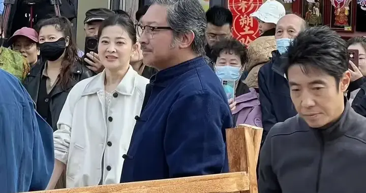 北京隆福寺偶遇撒贝宁梅婷录节目！梅婷本人皮肤白脸小状态好年轻