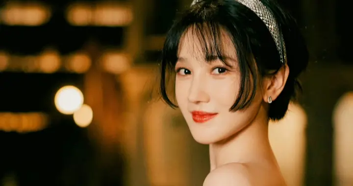 陈小纭墨绿亮片裙配闪钻发箍，夜街氛围感造型美到失语