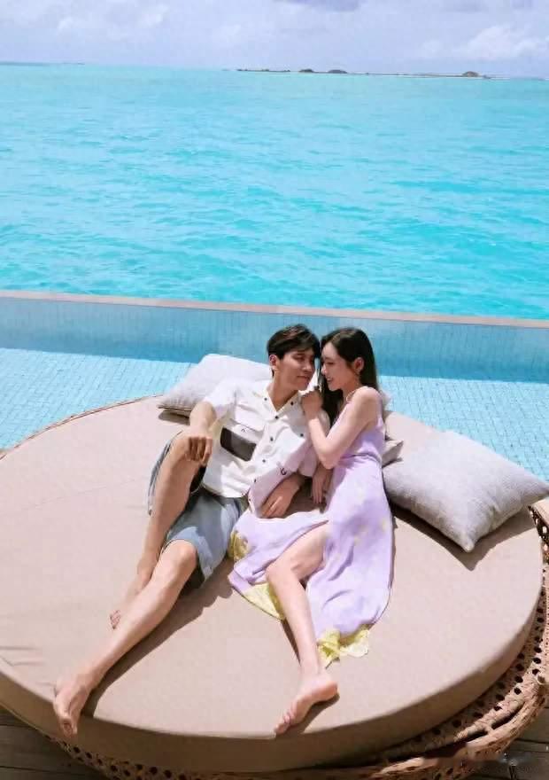 秋瓷炫与老公于晓光去马尔代夫看海！夫妻俩亲密合影好浪漫