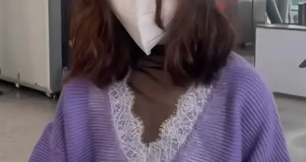 周冬雨机场穿搭好温柔，紫色蕾丝毛衣搭卷发，手持萌物尽显少女感