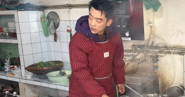 郑恺穿四川省服做饭！下乡为独居老人办杀猪宴，炒菜比老婆还能干