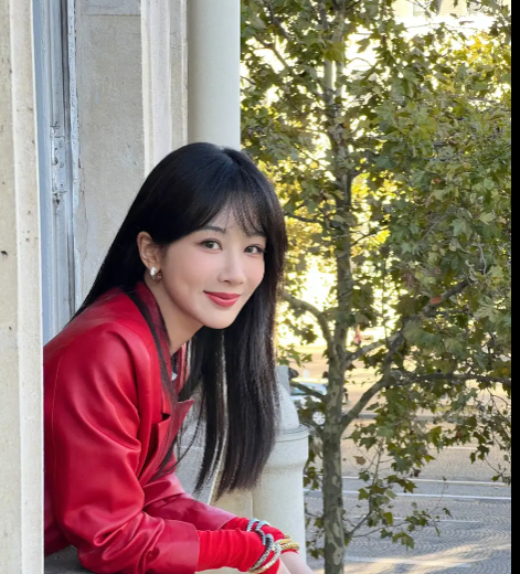 杨紫巴黎出镜，穿红色皮衣，少女范十足！