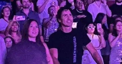 水果姐和特鲁多在游艇上约会，两人在船上接吻了，他俩在热恋中