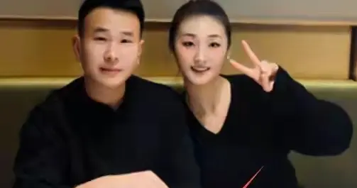 陈亚男与二婚丈夫秀恩爱，男方开通账号粉丝增多，还是留恋网络