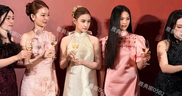 王诗龄秀发如瀑青春无敌但衣品拉胯，何超莲五官精致身高是短板!