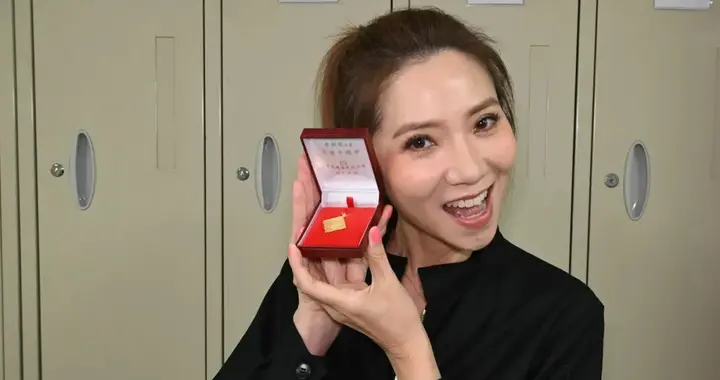 TVB女星签约大台只为磨炼演技，入行30年首夺最佳女主持激动爆哭